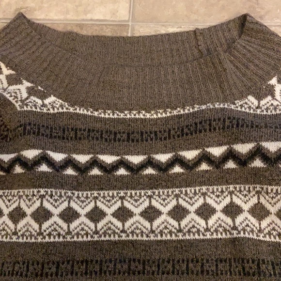 Medium sized sweater relatively new - Picture 2 of 3